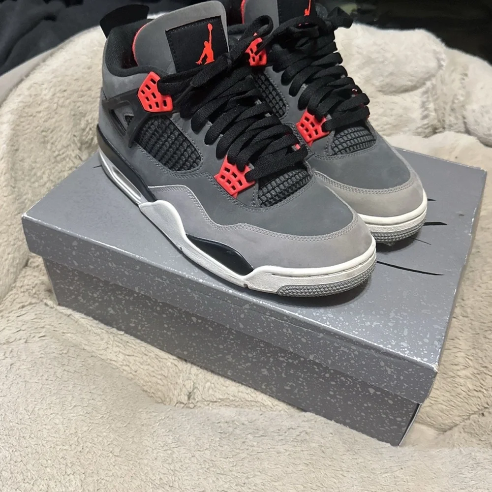 Jordan 4 - Picture 3 of 5